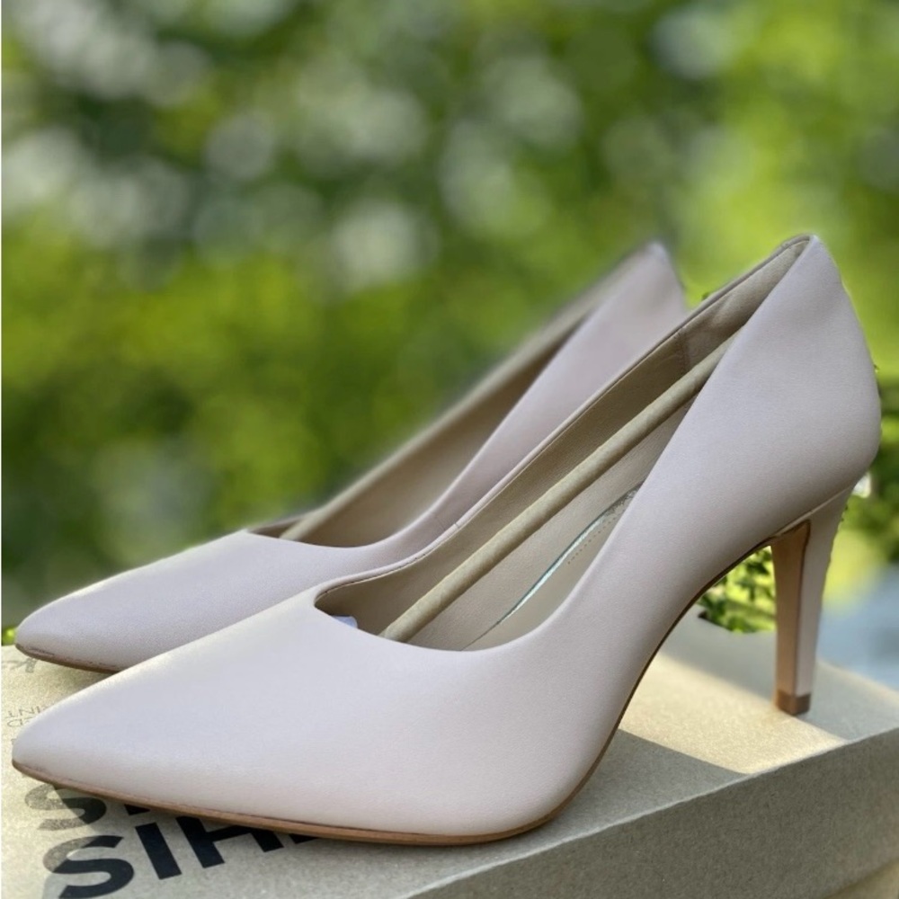 Clarks Genoa85 Court Leather Heeled Pump, Light Pink, Size: 9 M, New With Box
